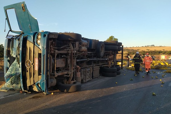 Caminhão carregado de maracujá perde o freio e causa grave acidente na BR 365