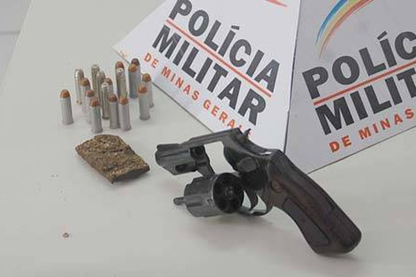 PM aborda dupla no Jardim Esperança e apreende revólver, munições e droga