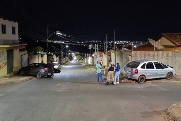 Acidente entre dois carros no bairro Jardim Esperança deixa condutora e passageira feridas