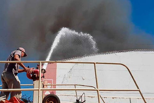 Incêndio de grandes proporções atinge depósito de loja de materiais de construção