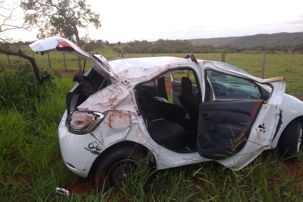 Carro capota diversas vezes, fica totalmente danificado e, condutora sai ilesa na MG 188