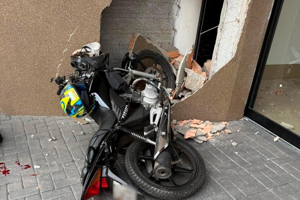 Motociclista fica ferido após bater em muro na avenida Fátima Porto; ele teria sido fechado por carro