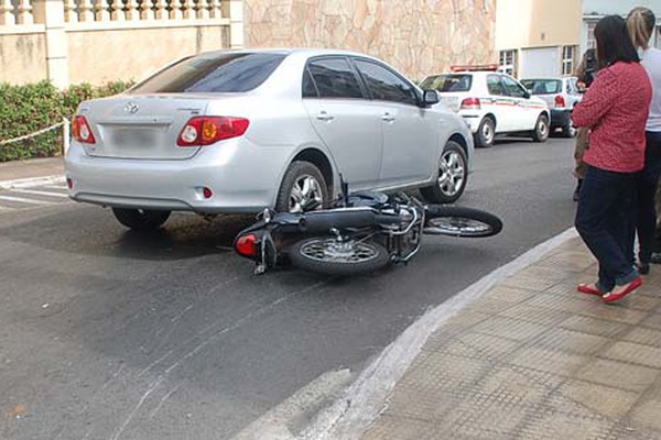 Motorista não percebe moto na Getúlio Vargas e adolescente acaba no hospital