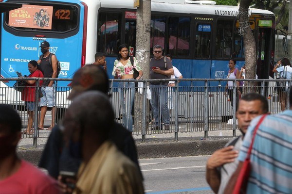 Setor de serviços cai 0,6% de setembro para outubro