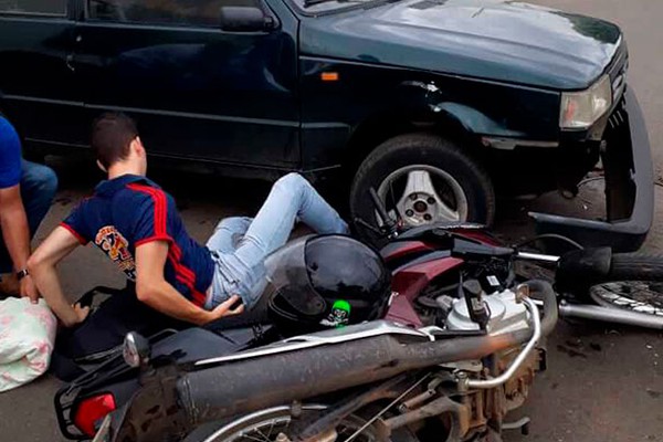 Motociclista fica ferido ao atingir veículo que avançou parada obrigatória no Cristo Redentor 