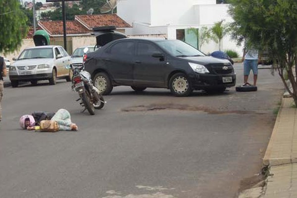 Vítima de acidente fica mais de meia hora caída no meio da rua à espera de socorro