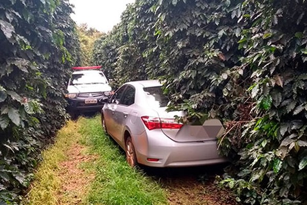 PM prende um dos acusados de assaltar residências e apreende carro levado pelos criminosos