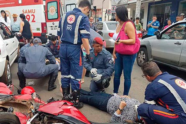 Três pessoas ficam feridas na Major Gote em acidente com duas motos e um carro