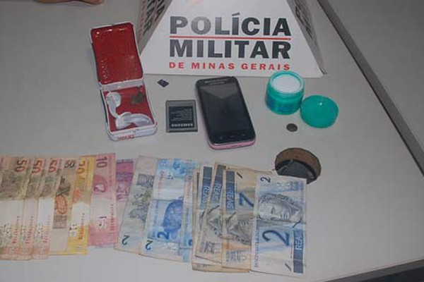 Menor é apreendido com droga e confessa para policiais até como estava traficando