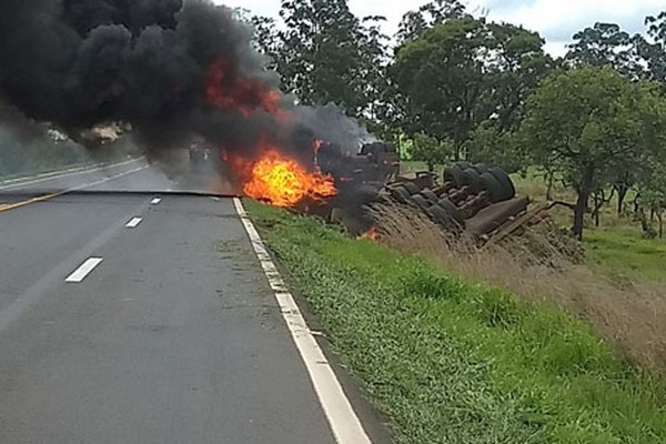 Carreta sai da pista na BR365, capota e veículo pega fogo depois de Patrocínio