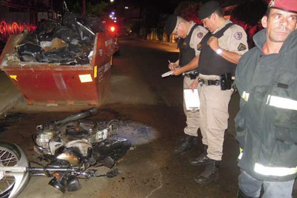 Motocicleta é abandonada em chamas no bairro Guanabara em Patos de Minas