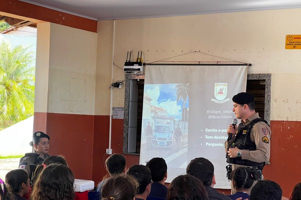Policiais fazem palestra para estudantes e alertam sobre os perigos da internet