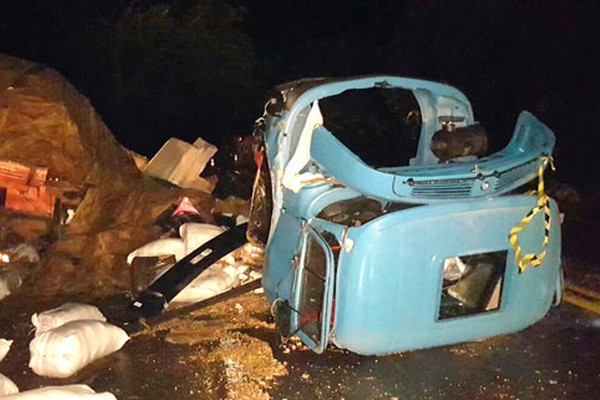 Acidente na BR 365 entre dois caminhões deixa dois mortos e três feridos