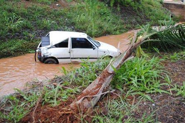 Motorista com a família perde controle na Fátima Porto e cai dentro do córrego