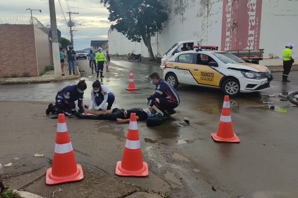 Motociclista tenta ultrapassagem e acaba ferido após atingir carro da Secretaria de Trânsito