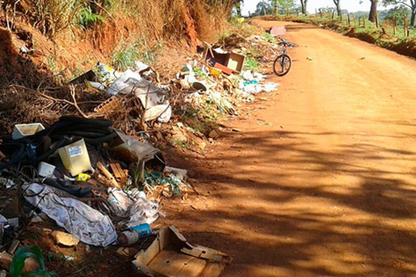 Lixão se forma às margens da estrada dos 30 Paus e moradores pedem providências