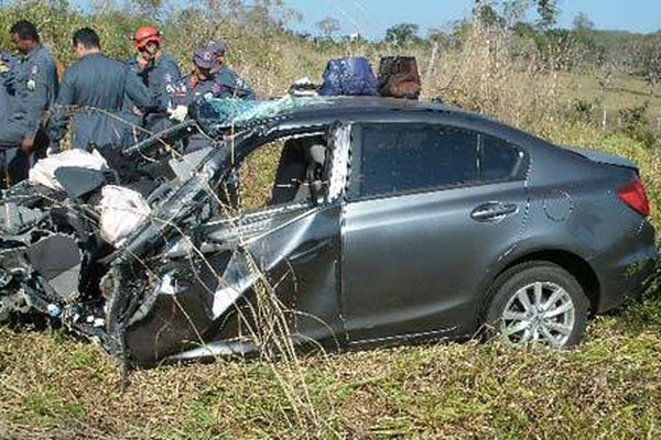 Carreta com dois tratores atinge veículo e deixa duas mulheres gravemente feridas