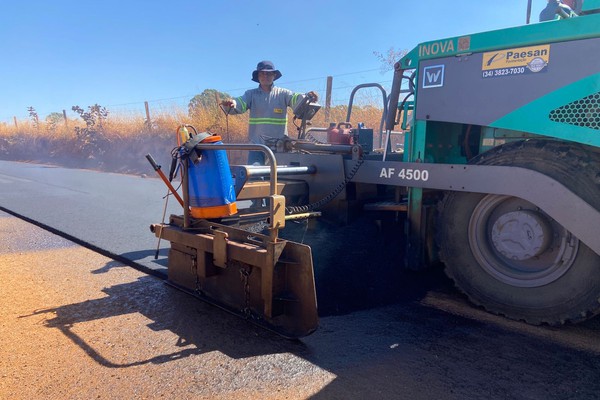 Empreiteira inicia pavimentação de mais um trecho da estrada de Alagoas