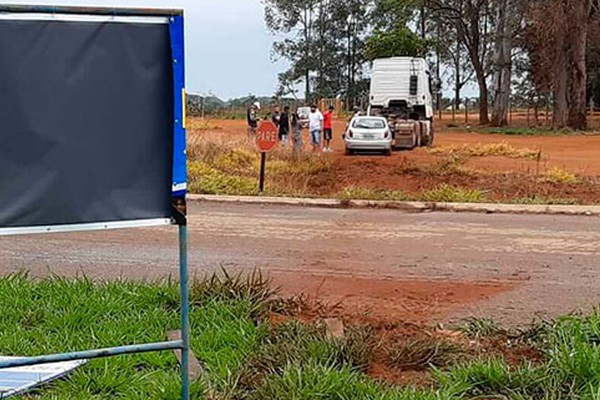 Motorista vai parar fora da pista ao desviar de cavalo na MGC354 em Presidente Olegário