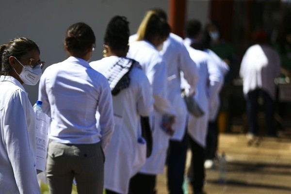 Governo relança Mais Médicos; brasileiros terão prioridade