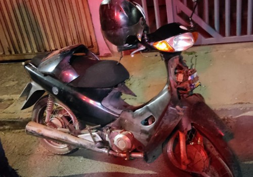 Motociclista sem CNH bate em carro parado e acaba preso em Patos de Minas