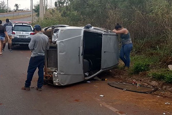 Condutora perde o controle da direção em curva da Avenida Fátima Porto e capota veículo