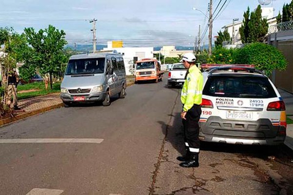 Fiscalização do transporte escolar apreende Van clandestina cheia de crianças em Patos de Minas