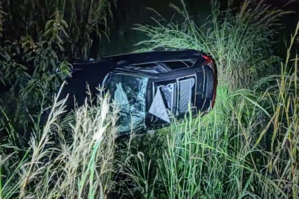 Motorista perde controle ao tentar entrar na BR-365 e acaba capotando no viaduto do Trevo da Pipoca