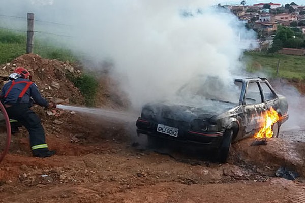 Veículo roubado em Patos de Minas é incendiado por criminosos na rua Adélio Maciel