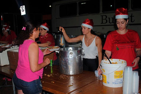 Ação solidária distribui presentes e ceia de natal para 2 mil pessoas em Patos de Minas