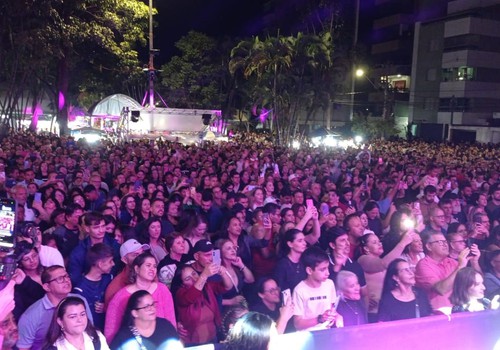 Dino Fonseca canta para uma multidão na Fenapraça 2025; veja ao vivo