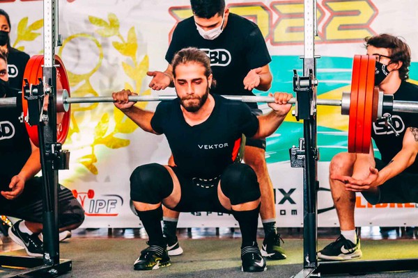 Atleta patense se destaca e é campeão de levantamento de peso em Santa Catarina