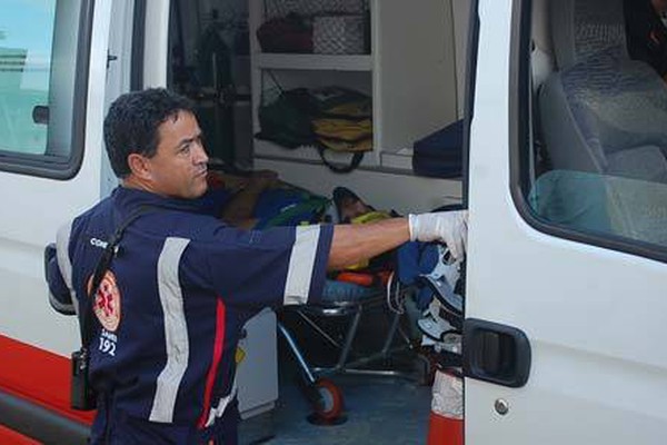 Motociclista bate em ciclista na contramão e perde a visão em Patos de Minas