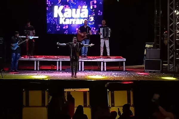 Chamando na palma da mão, Kauã Karraro põe o povo para cantar e dançar; Ao Vivo