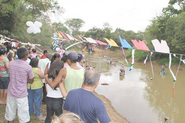 Devotos de Nossa Senhora Aparecida celebram santa às margens do Paranaíba