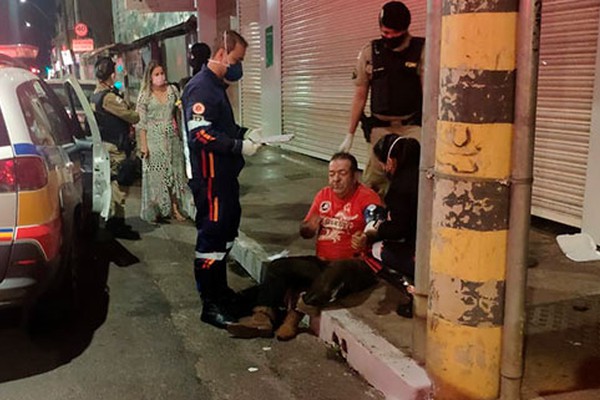 Andarilho tem cabeça presa em porta de banco, grita por socorro e é resgatado em Patos de Minas; Veja