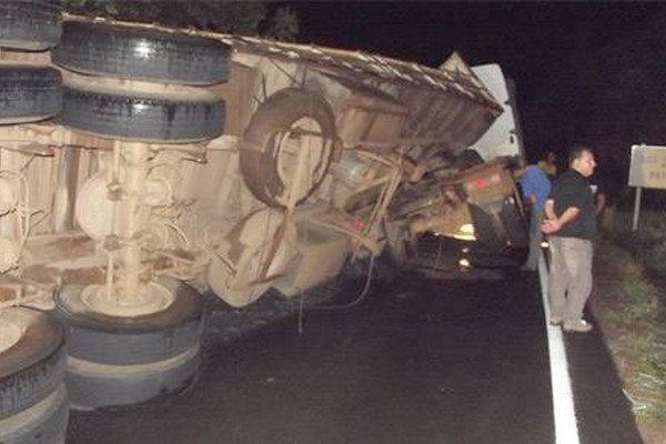 Chuva e período de festas aumentam riscos nas rodovias e motoristas devem ter cuidado