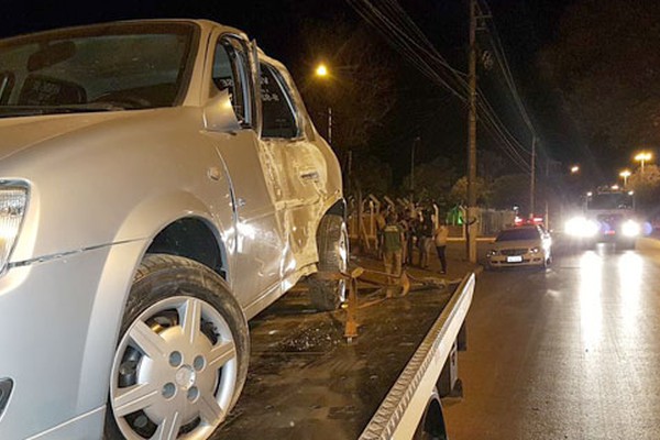 Carro bate de lado em poste na JK e vai parar em alambrado de empresa de paisagismo