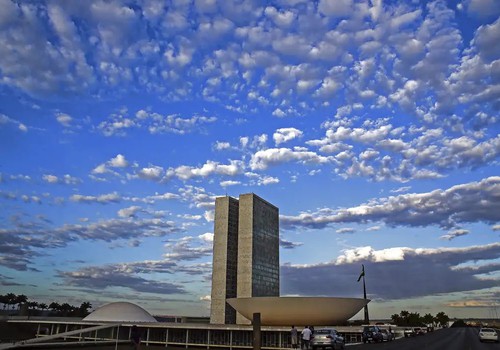 Relator antecipa fim da reeleição para 2030 e CCJ adia votação