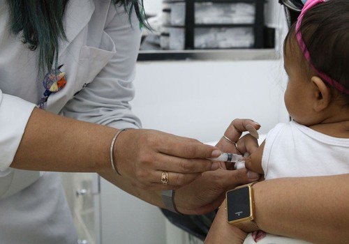 Baixa vacinação e explosão dos casos de doenças respiratórias fazem prefeitura decretar situação de emergência