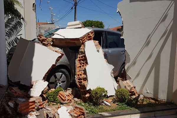 Motorista perde o controle da direção e vai parar dentro de casa no Bairro Aurélio Caixeta