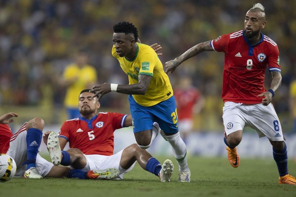 Seleção goleia Chile por 4 a 0 no último jogo no Brasil antes da Copa