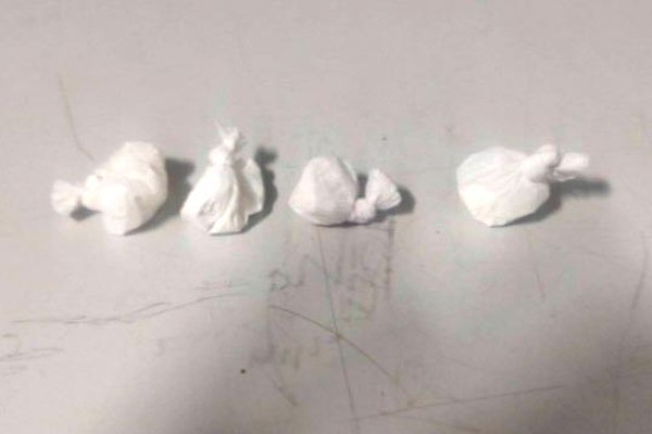 Homem corre ao ver policiais, esconde droga em brita, mas acaba preso com maconha e cocaína