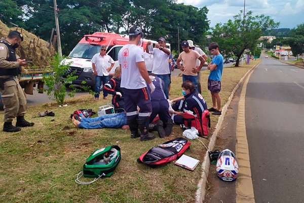 Motociclista cai em canteiro da Av. JK sem batimentos cardíacos e tem que ser reanimado pelo SAMU