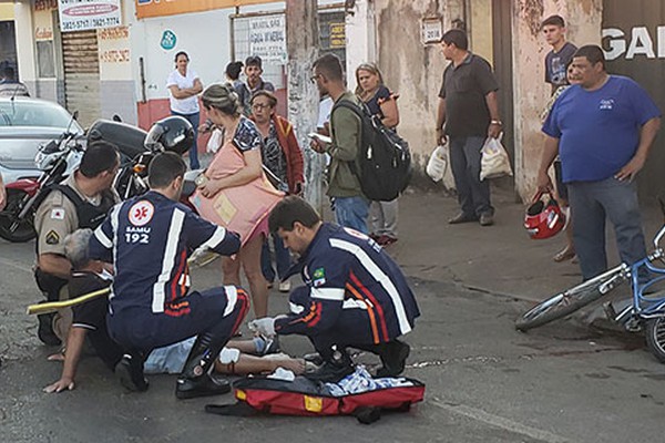 Ciclista de 65 anos tem fratura exposta ao ser atingido por motociclista na avenida Brasil