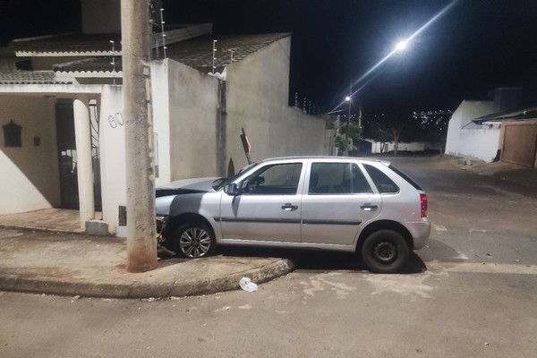 Motorista embriagado bate em muro de residência, tenta evadir e ameaça: “vou metralhar...”