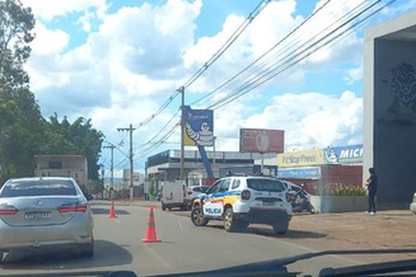Dono de padaria morre após se sentir mal e carro se chocar em poste na Av. Jk