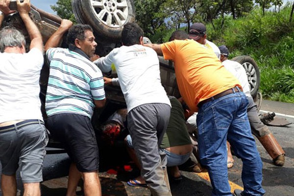 Carro capota na BR365 perto de Patrocínio e médico fica gravemente ferido