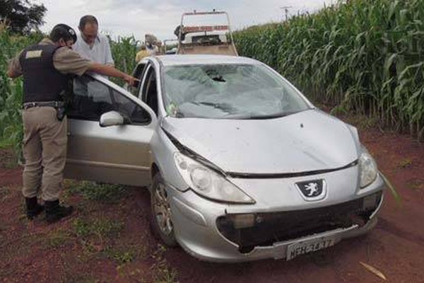 Carro batido abandonado em meio a milharal é mistério para a polícia patense