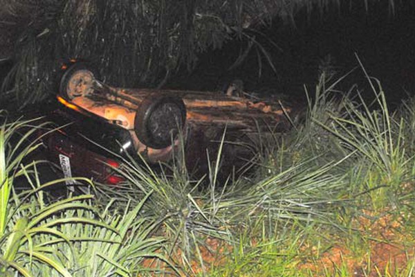 Motorista perde o controle da direção na pista molhada e vai parar dentro do Córrego do Monjolo